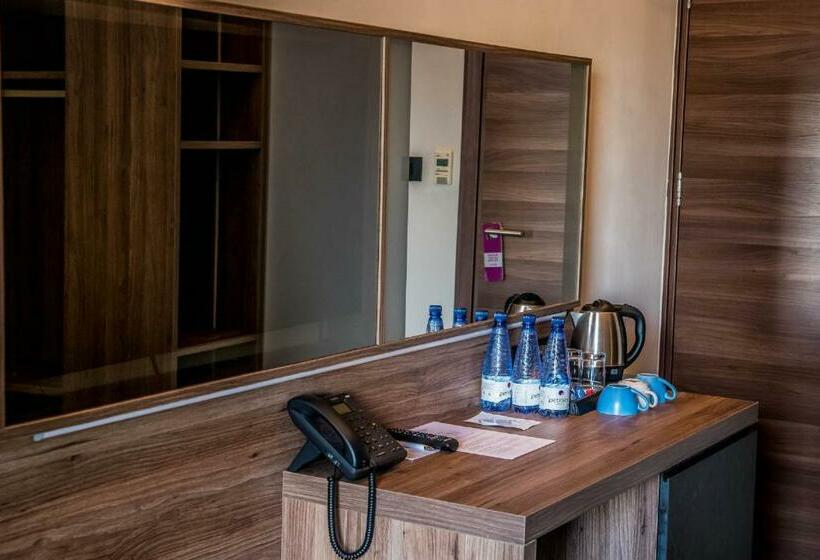 اتاق استاندارد سه تخته با چشم‌انداز استخر, Pebbles Resort