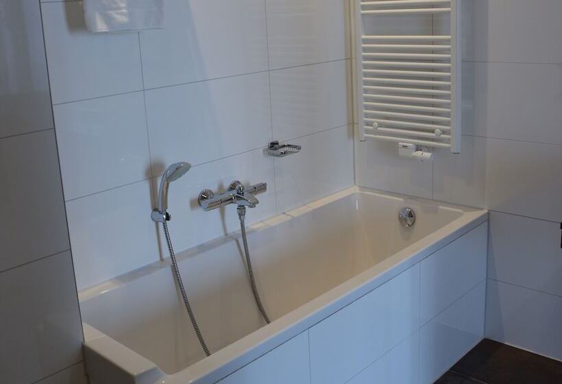 Полулюкс, Golden Tulip West Ende