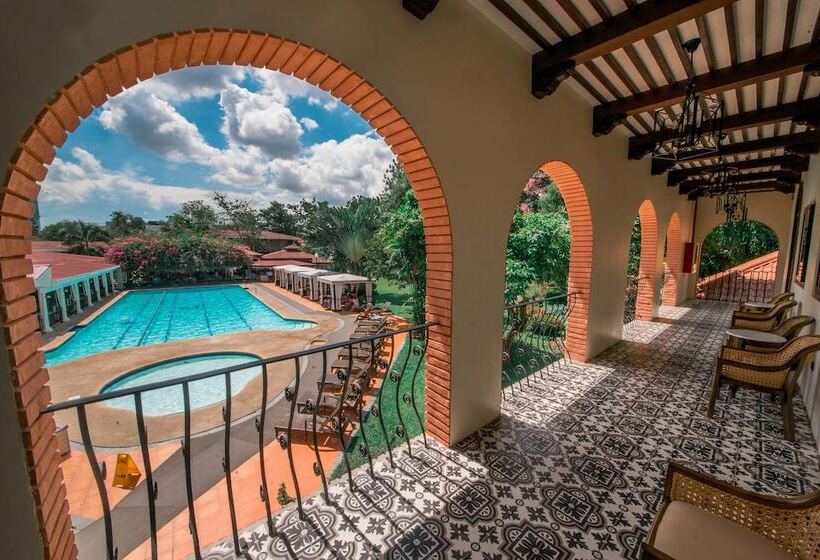 プールビューのプレミアムルーム, Montebello Villa