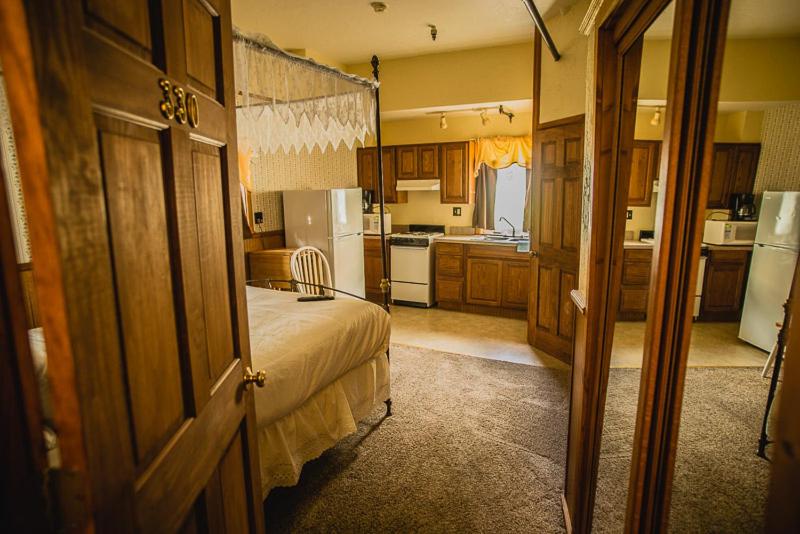 Студия Стандарт, Alaskan Hotel And Bar