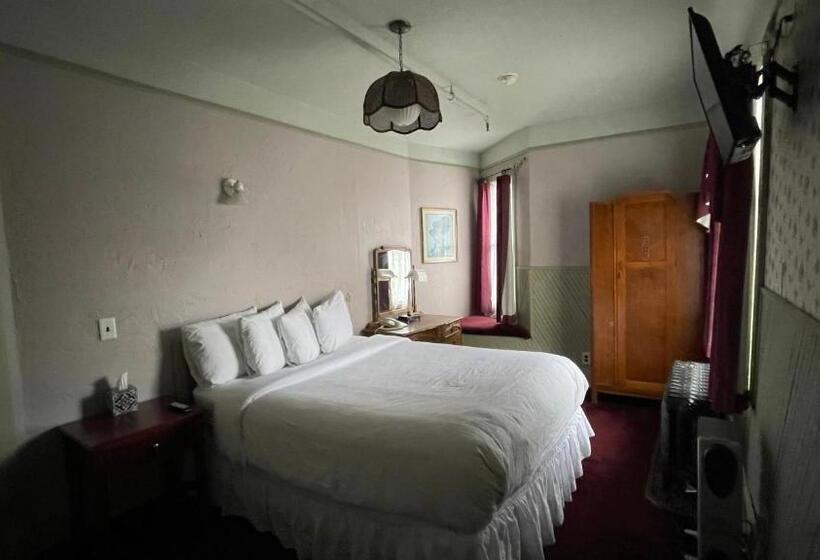 Номер Economy с общей ванной комнатой, Alaskan Hotel And Bar