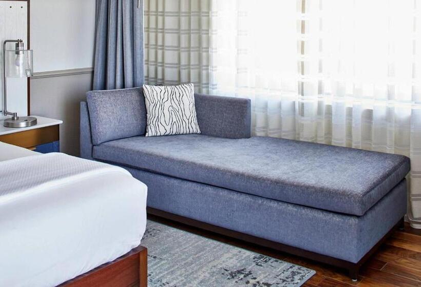 带大床的标准间, Annapolis Waterfront Hotel, Autograph Collection