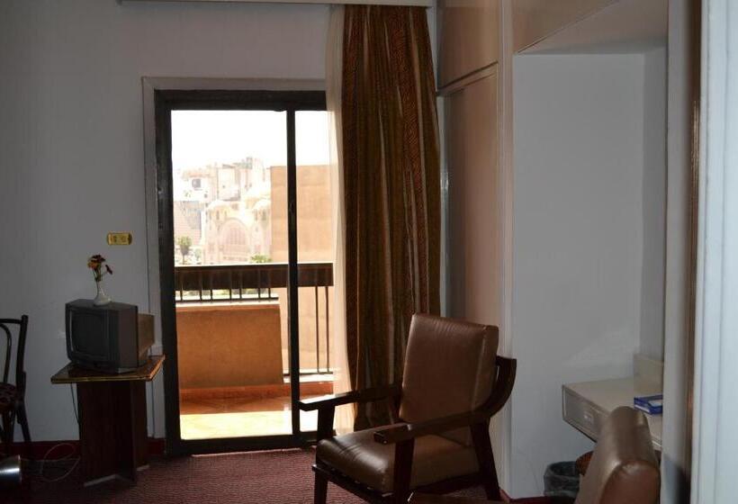 اتاق استاندارد سه نفره, Beirut Hotel Cairo