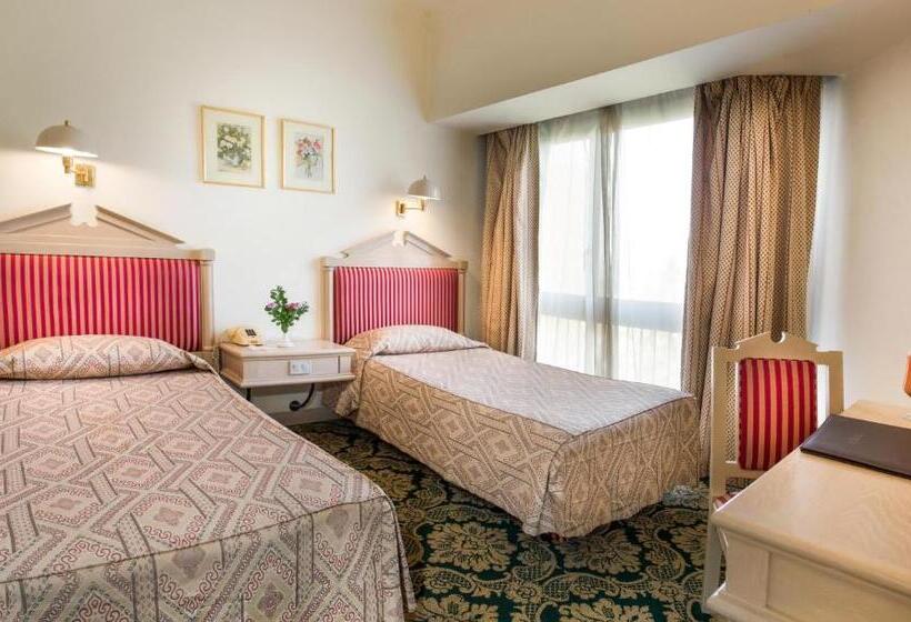سوئیت جونیور با چشم‌انداز, Pyramisa Hotel Luxor