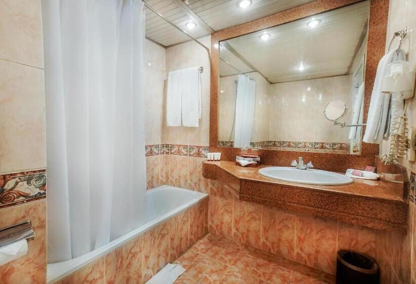 اتاق استاندارد سه تخته با چشم‌انداز, Pyramisa Hotel Luxor