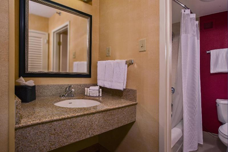 스탠다드 룸 킹사이즈 침대, Courtyard By Marriott Richmond West