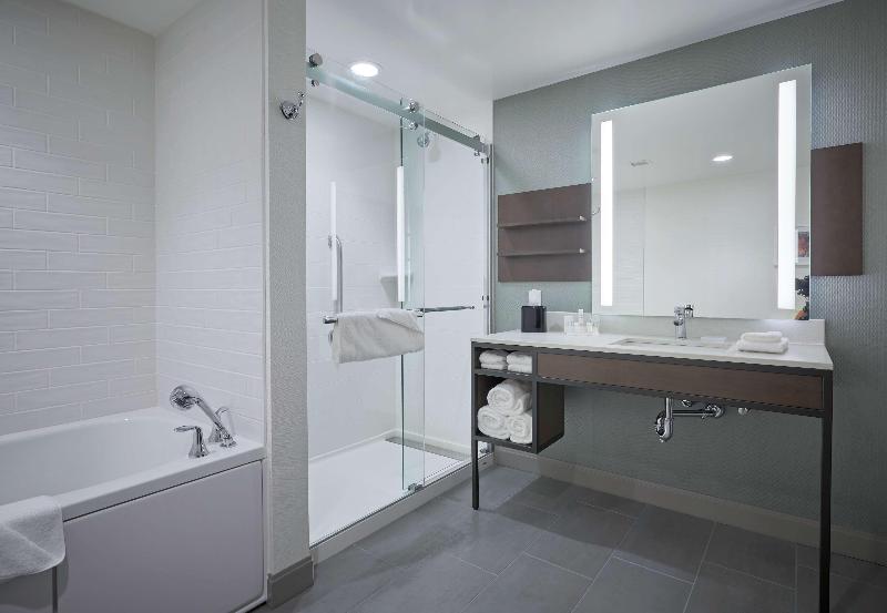 Люкс Кровать Кинг, Hilton Garden Inn Corning Downtown