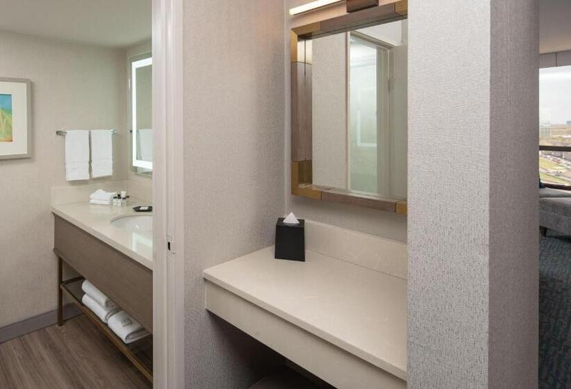 带大床的俱乐部房间, Sheraton Dallas Hotel By The Galleria