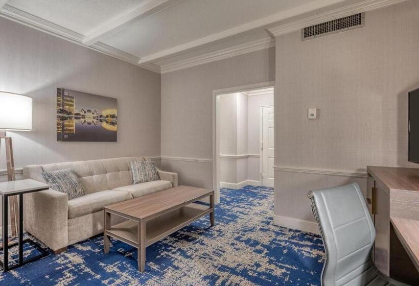 מיטת קינג בסוויטה, Crowne Plaza Albany  The Desmond