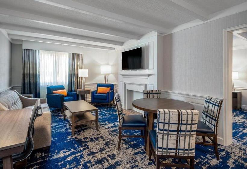 Президентский Люкс, Crowne Plaza Albany  The Desmond