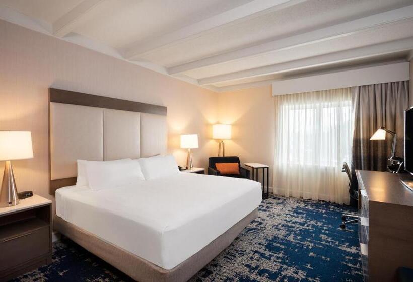 חדר סטנדרט עם מיטת קינג, Crowne Plaza Albany  The Desmond