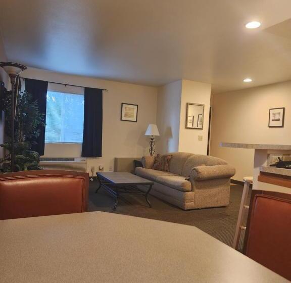 Люкс Deluxe Кровать Кинг, Days Inn By Wyndham Missoula Airport