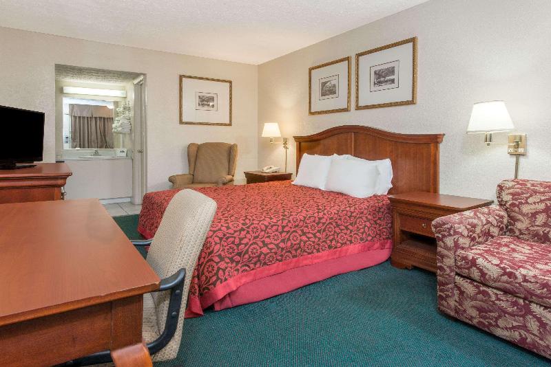 سوییت لوکس, Days Inn & Suites By Wyndham Dayton North