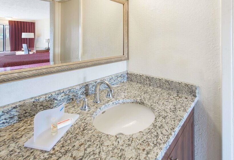 اتاق استاندارد با 2 تخت دوبل, Days Inn & Suites By Wyndham Dayton North