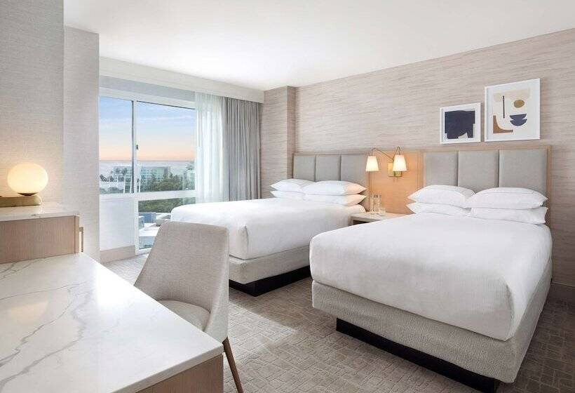 带2个双人床的标准工作室, Hilton Santa Monica Hotel & Suites