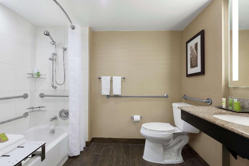 Стандартный Номер Кровать Кинг, The Singer Oceanfront Resort, Curio Collection By Hilton