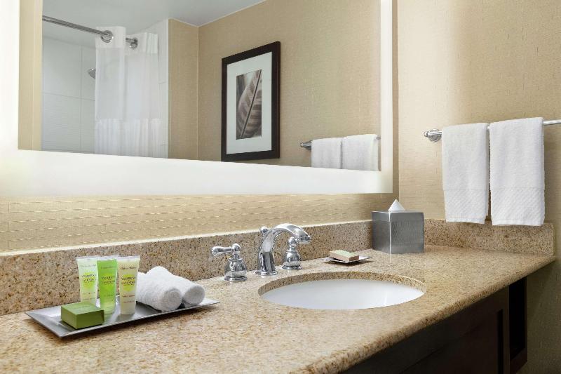 Полулюкс Кровать Кинг, The Singer Oceanfront Resort, Curio Collection By Hilton