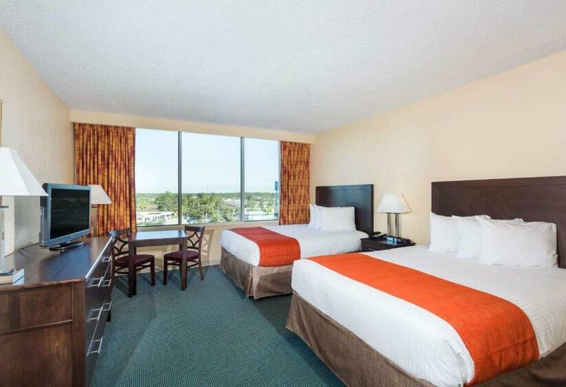 חדר דלוקס מותאם לאנשים עם מוגבלויות, Ramada By Wyndham Kissimmee Gateway   Free Theme Park Shuttle