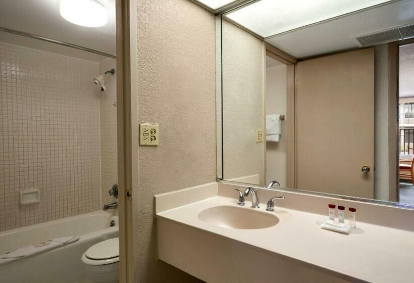 חדר סטנדרט פנימי, Ramada By Wyndham Kissimmee Gateway   Free Theme Park Shuttle