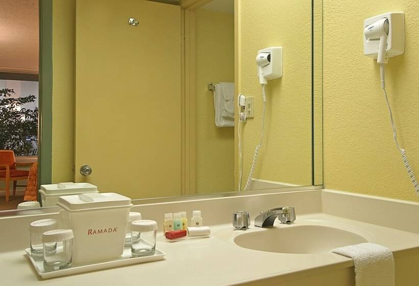 חדר דלוקס, Ramada By Wyndham Kissimmee Gateway   Free Theme Park Shuttle