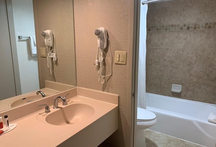 חדר סופריור נוף לבריכה, Ramada By Wyndham Kissimmee Gateway   Free Theme Park Shuttle