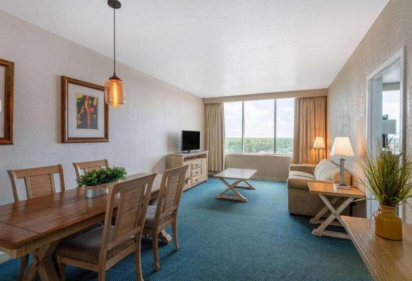 חדר דלוקס עם מיטת קינג, Ramada By Wyndham Kissimmee Gateway   Free Theme Park Shuttle