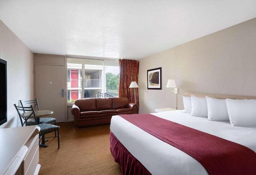 חדר סטנדרט עם מיטת קינג, Ramada By Wyndham Kissimmee Gateway   Free Theme Park Shuttle