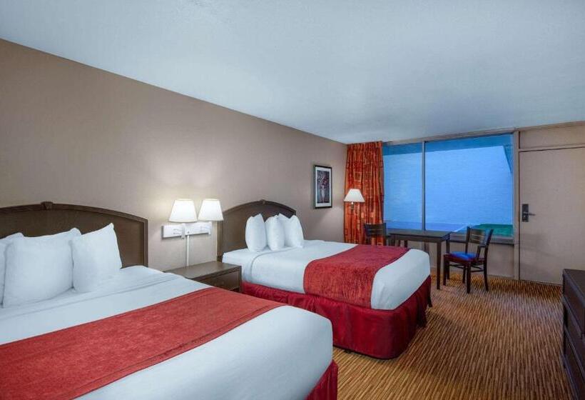 חדר סטנדרט מותאם לאדם עם מוגבלויות, Ramada By Wyndham Kissimmee Gateway   Free Theme Park Shuttle