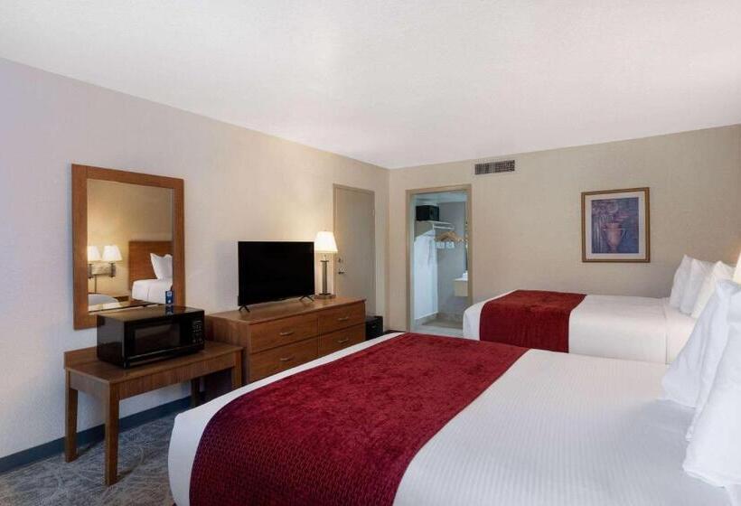 חדר סטנדרט נוף לבריכה, Ramada By Wyndham Kissimmee Gateway   Free Theme Park Shuttle