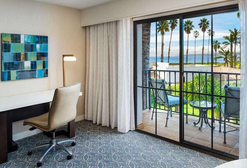 Номер Стандарт Кровать Кинг Адаптированный для Инвалидов, The Singer Oceanfront Resort, Curio Collection By Hilton