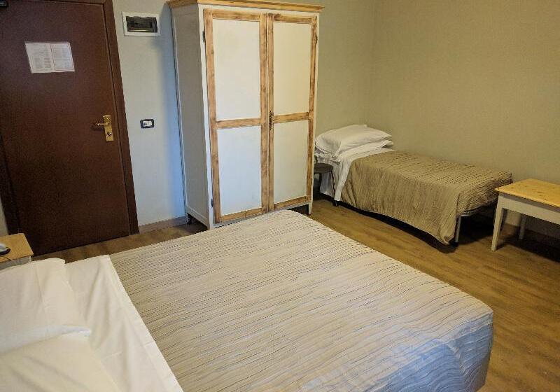 带大床的标准间, Days Inn By Wyndham Durham/near Duke University