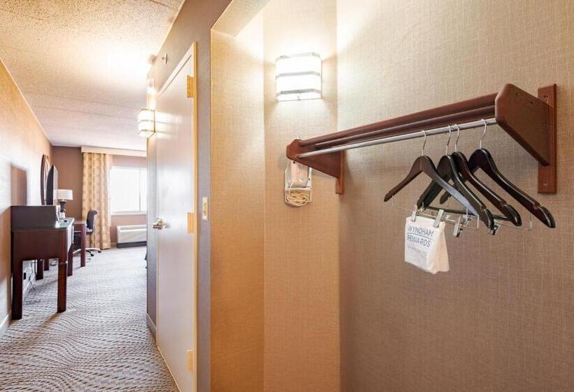 Номер Deluxe Кровать Кинг, Wyndham Omaha Hotel   West Dodge