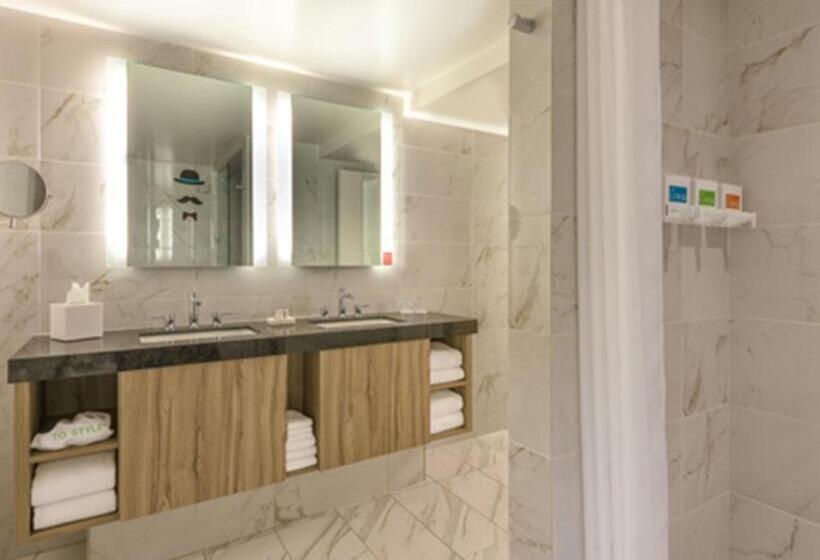 سوئیت جونیور با تخت بزرگ, The Linq Hotel + Experience