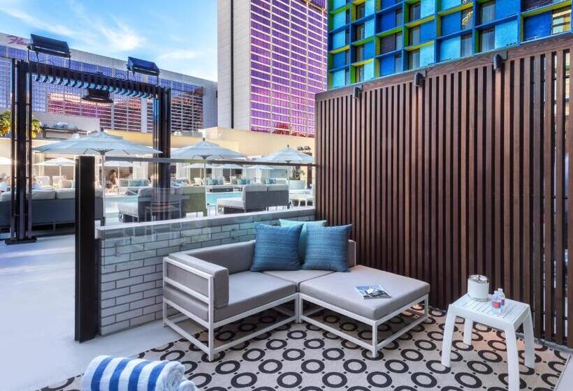 کلبه دلوکس, The Linq Hotel + Experience