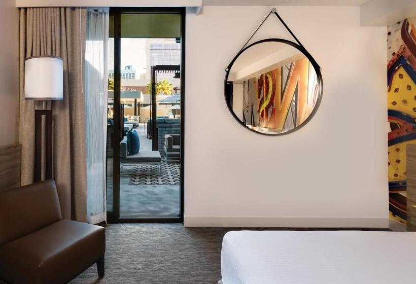 کلبه دلوکس, The Linq Hotel + Experience