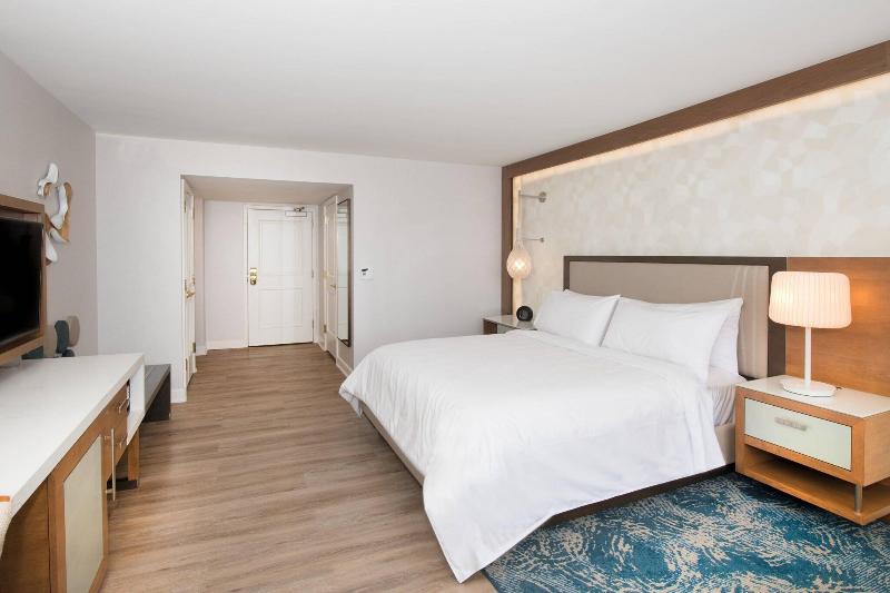 스탠다드 룸 킹사이즈 침대, Renaissance Newport Beach