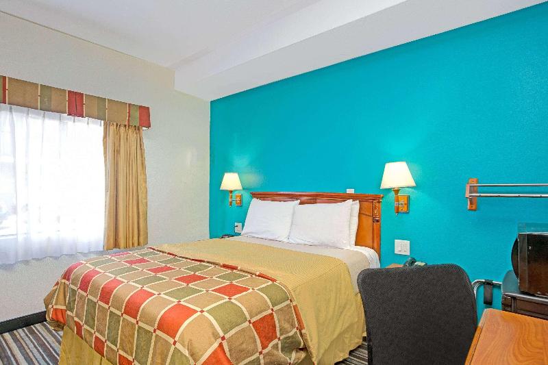 스탠다드 룸 퀸사이즈 침대, Travelodge By Wyndham Lax