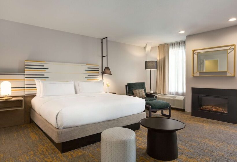 Полулюкс с Балконом, Doubletree By Hilton Campbell  Pruneyard Plaza