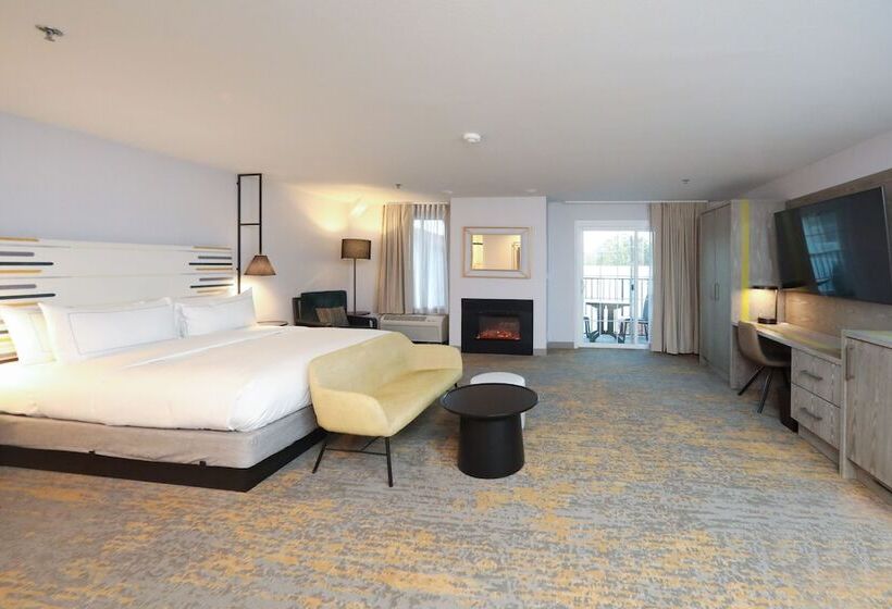 小型套房带阳台, Doubletree By Hilton Campbell  Pruneyard Plaza