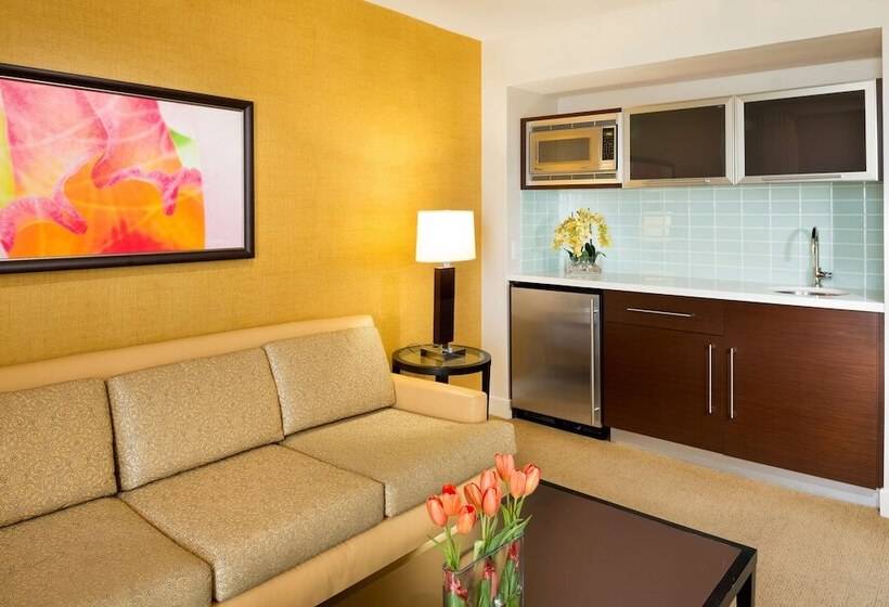 Люкс, Hilton Waikiki Beach Resort & Spa