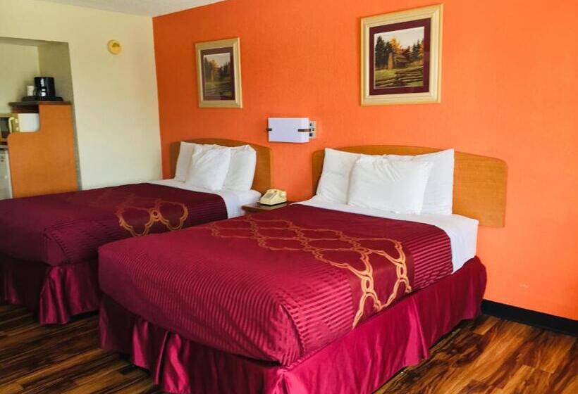 带2个双人床的标准工作室, Bear Mount Inn & Suites