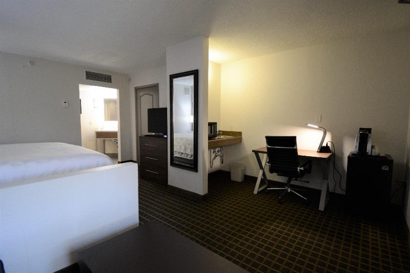 带大床的行政房间, Holiday Inn Hazlet, An Ihg
