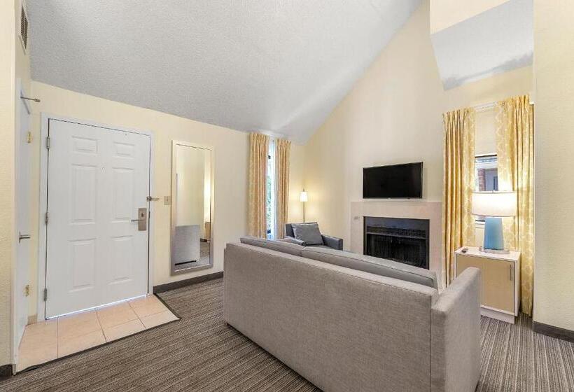 Standaard Studio met Kingsize Bed, Avia Residences On Savoy   Extended Stay