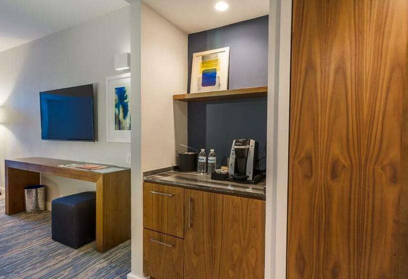 キングサイズベッドのジュニアスイート, B Ocean Resort Fort Lauderdale Beach