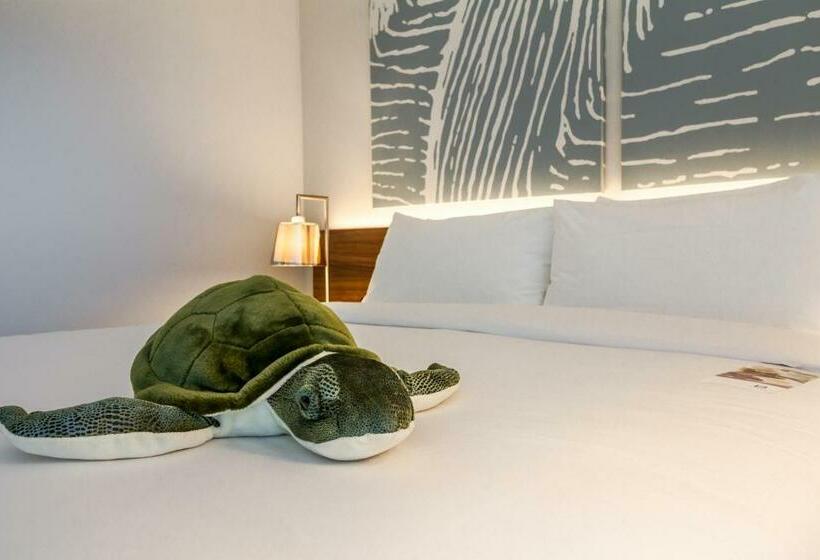 身障者適用キングサイズベッドルーム, B Ocean Resort Fort Lauderdale Beach