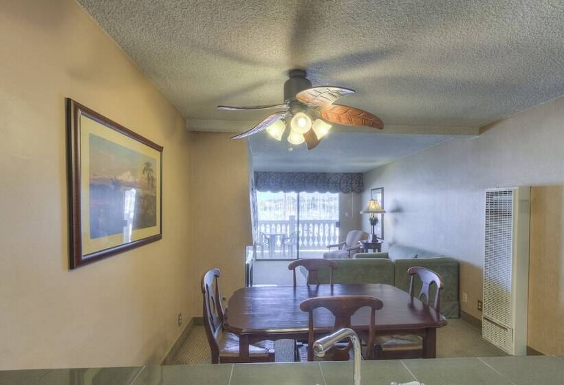 Люкс Повышенной Комфортности, Oceanside Marina Suites  A Waterfront