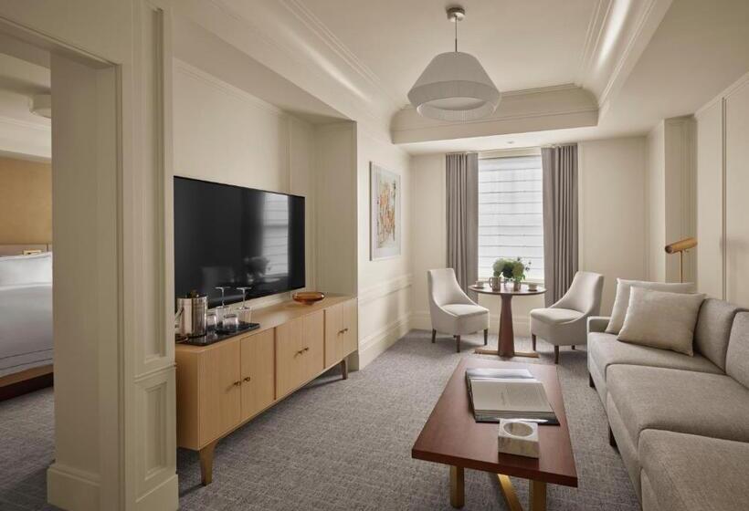 스위트 킹사이즈 침대, The Newbury Boston
