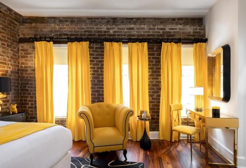 Standard Szoba King Size Bed, The Vendue, Downtown Art