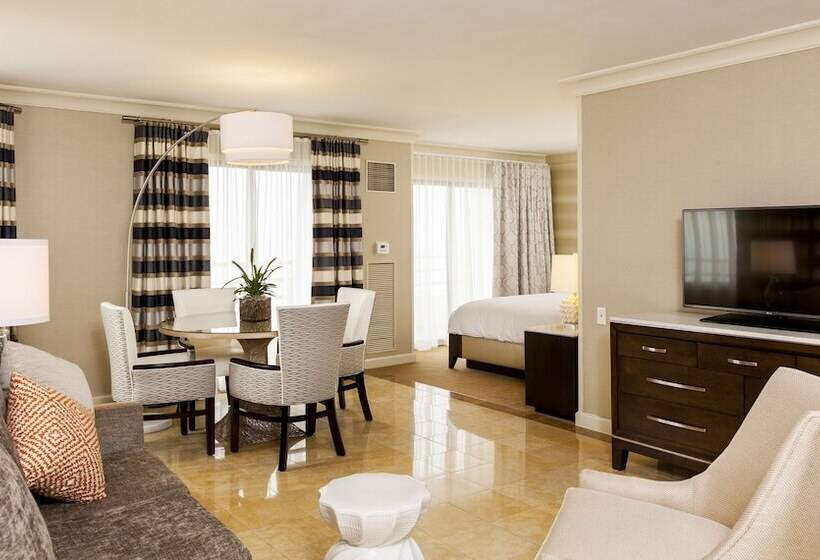 스탠다드 스튜디오 더블 침대, The Waterfront Beach Resort, A Hilton