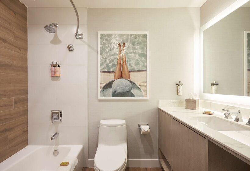 바다 전망 스위트, The Waterfront Beach Resort, A Hilton